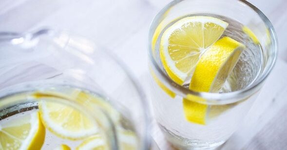 Agregar jugo de limón al agua facilitará el seguimiento de una dieta basada en agua. 