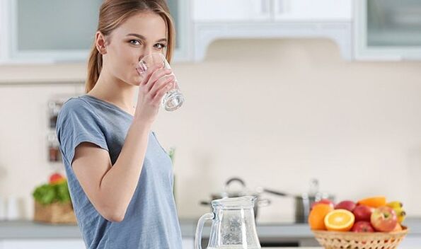 Chica quiere perder peso siguiendo una dieta de agua