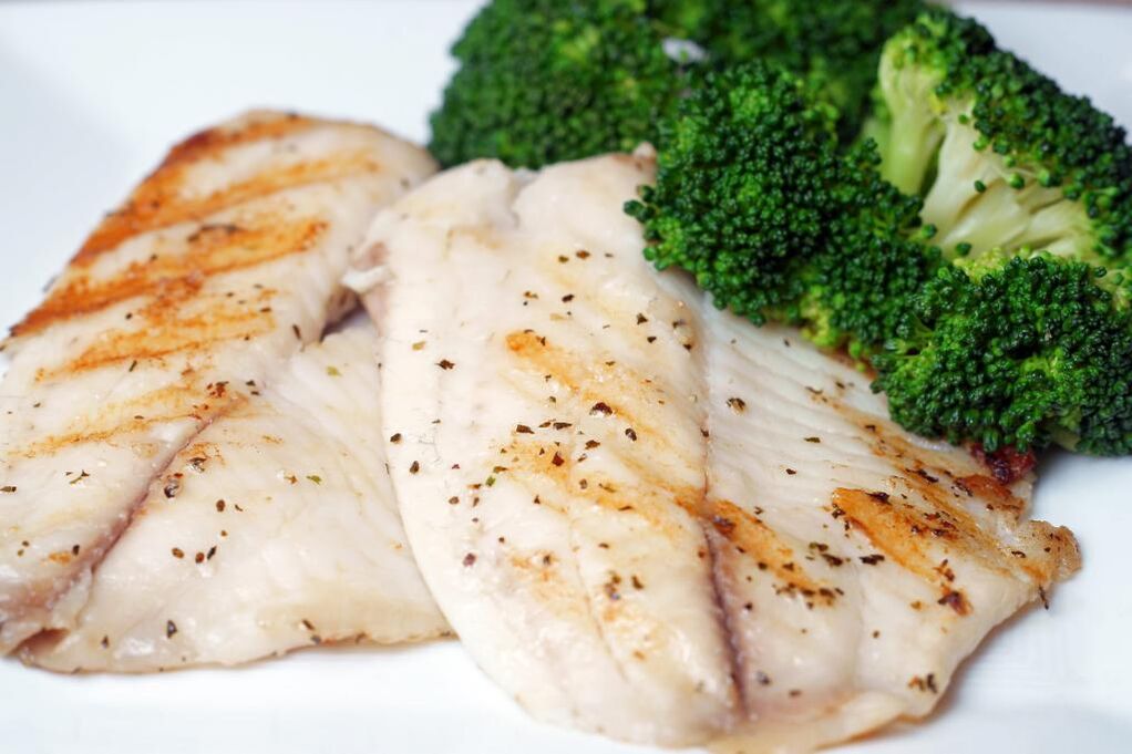 El pescado al horno o hervido es un plato abundante del menú dietético de Osama Hamdiy