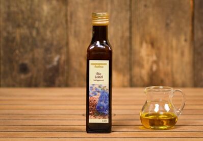 El aceite de linaza se debe almacenar en una botella de vidrio oscuro. 