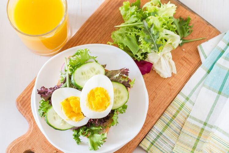 Ensalada de pepino y huevo duro